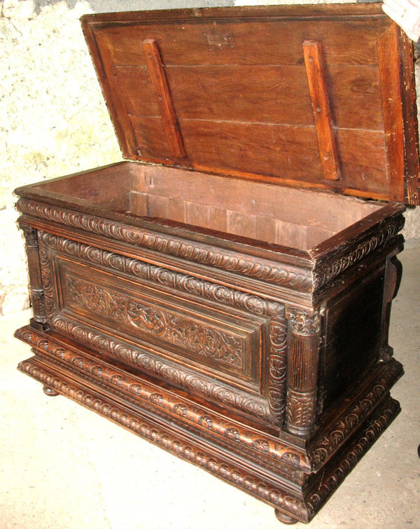 Coffre de mariage en chêne sculpté origine Normandie époque 17ème