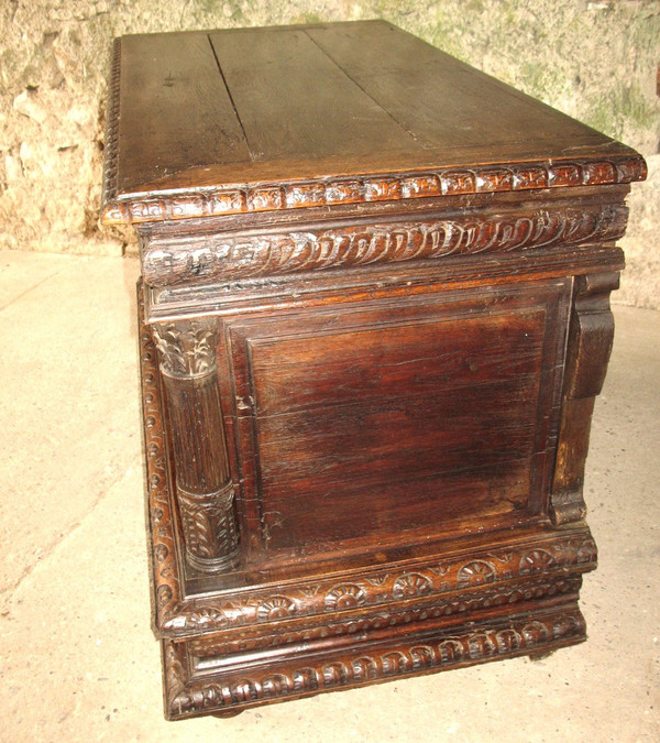 Coffre de mariage en chêne sculpté origine Normandie époque 17ème