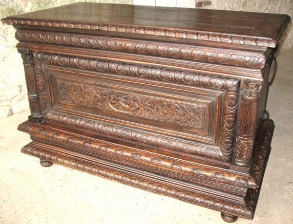 Coffre de mariage en chêne sculpté origine Normandie époque 17ème