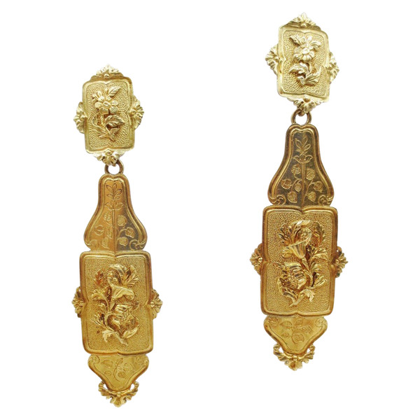 Boucles d'oreilles, en or, vers 1830. 