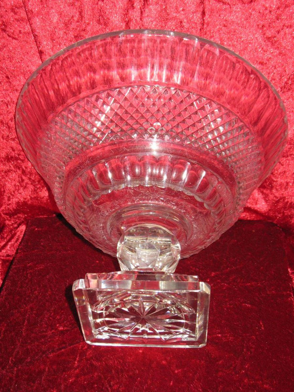 Grande coupe sur pied centre de table en cristal taillé de Baccarat époque fin 19ème