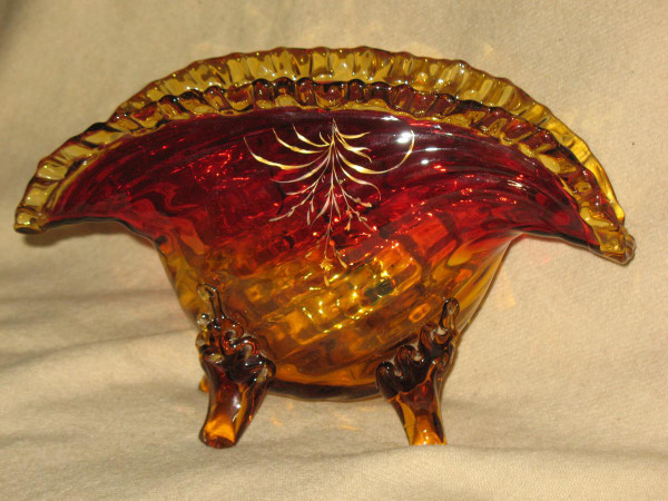 Coupe en forme d'éventail en verre émaillé époque 19ème