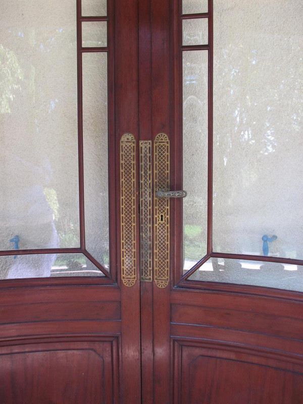 Pair of curved doors in solid Cuban mahogany with 19th century glass top