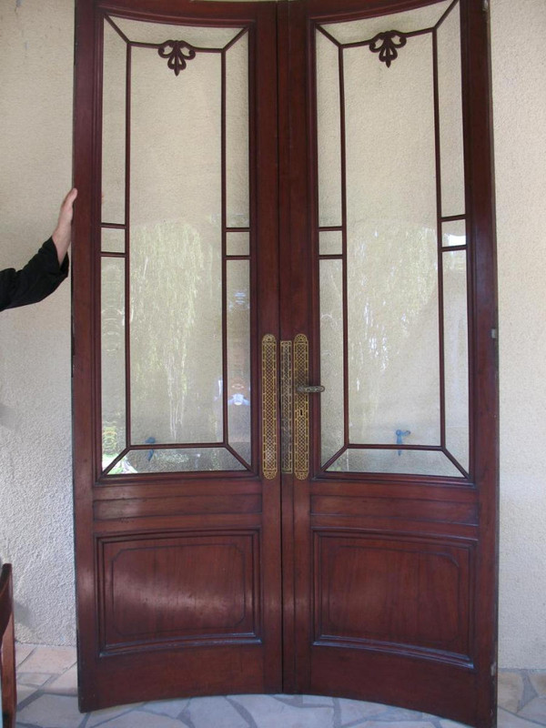 Pair of curved doors in solid Cuban mahogany with 19th century glass top