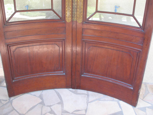 Pair of curved doors in solid Cuban mahogany with 19th century glass top
