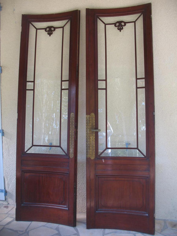 Pair of curved doors in solid Cuban mahogany with 19th century glass top