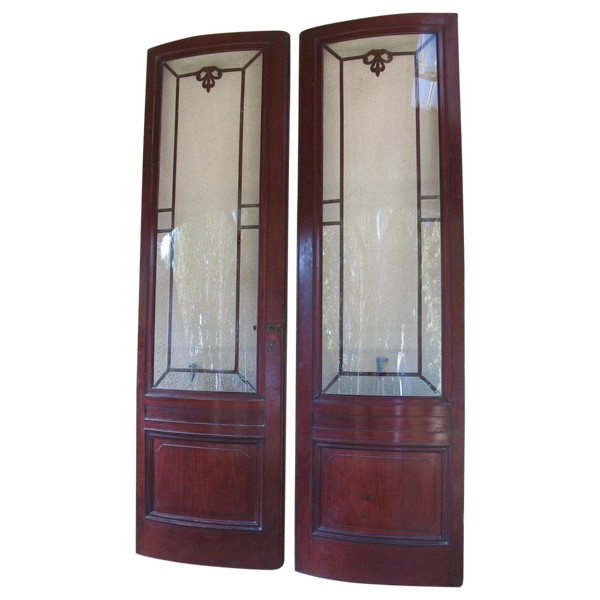 Pair of curved doors in solid Cuban mahogany with 19th century glass top