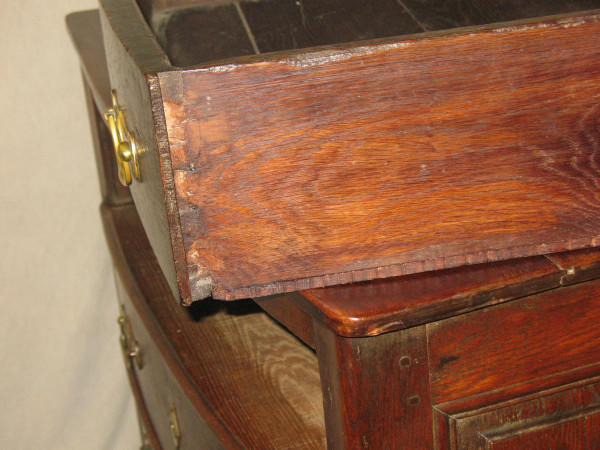 Commode bombée en chêne époque  18ème