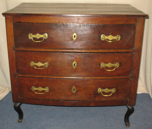 Commode bombée en chêne époque  18ème