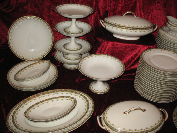Tafelservice aus Limoges-Porzellan mit Blumendekor, 101 Teile, Louis XVI-Stil, 20. Jahrhundert