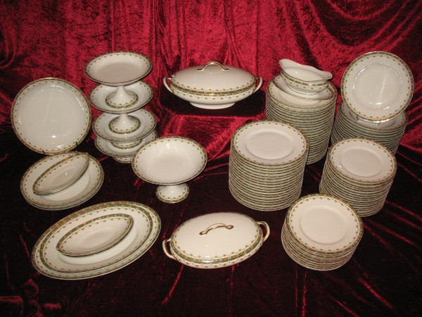 Tafelservice aus Limoges-Porzellan mit Blumendekor, 101 Teile, Louis XVI-Stil, 20. Jahrhundert