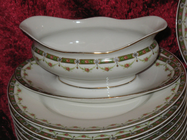 Tafelservice aus Limoges-Porzellan mit Blumendekor, 101 Teile, Louis XVI-Stil, 20. Jahrhundert
