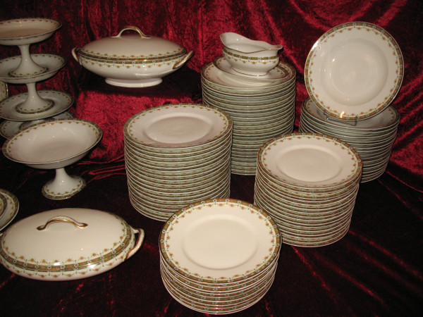 Tafelservice aus Limoges-Porzellan mit Blumendekor, 101 Teile, Louis XVI-Stil, 20. Jahrhundert