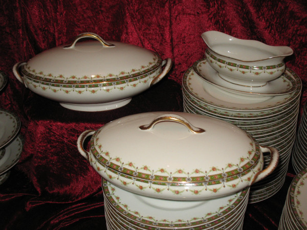 Tafelservice aus Limoges-Porzellan mit Blumendekor, 101 Teile, Louis XVI-Stil, 20. Jahrhundert