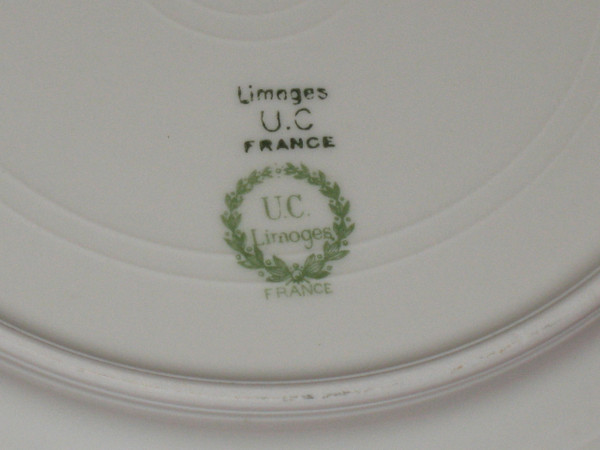 Tafelservice aus Limoges-Porzellan mit Blumendekor, 101 Teile, Louis XVI-Stil, 20. Jahrhundert