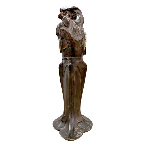 "Rifilatura in regola l'Art Nouveau per le giovani donne