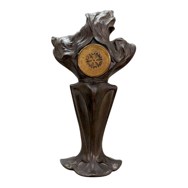 "Rifilatura in regola l'Art Nouveau per le giovani donne