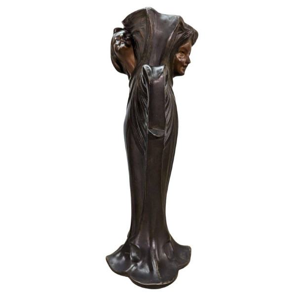"Rifilatura in regola l'Art Nouveau per le giovani donne
