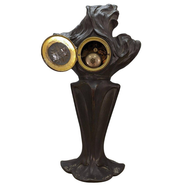 "Rifilatura in regola l'Art Nouveau per le giovani donne