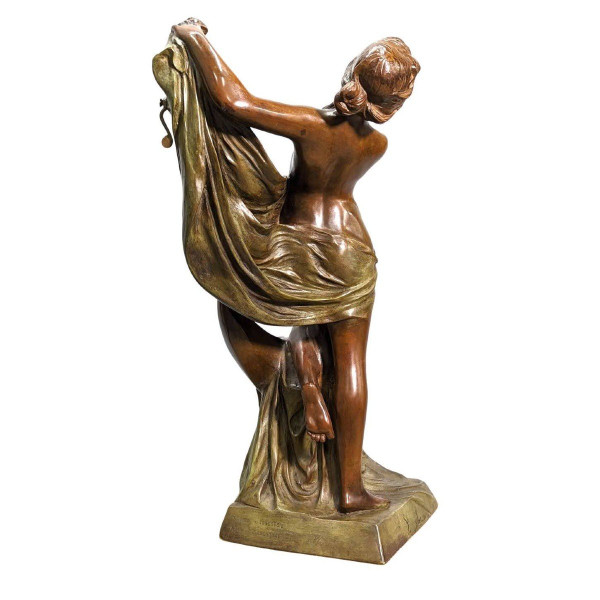 Giovane ragazza drappeggiata in bronzo stile Art Nouveau doppia patina verde