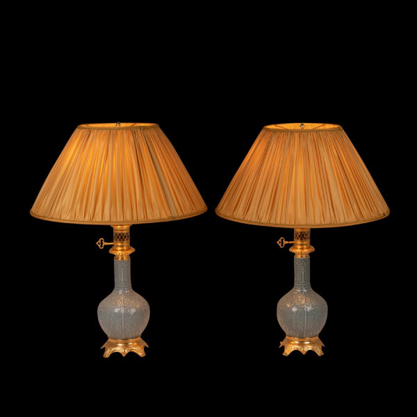 Coppia di lampade in porcellana celeste e bronzo, 1880 circa, LS5543798A
