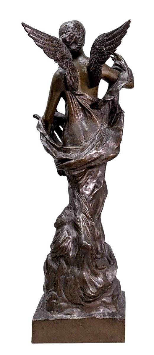 "ispirazione" Grande bronzo di giovane donna alata di Pierre Etienne Daniel Campagne.