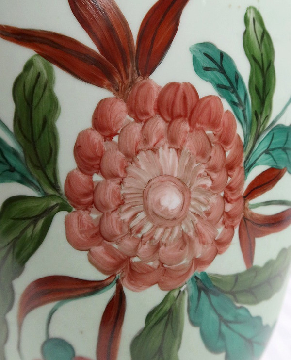 Mit Blumen verzierte Limoges-Porzellanvase – frühes 20. Jahrhundert