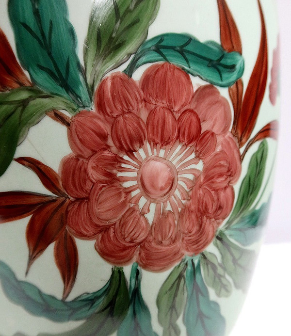 Mit Blumen verzierte Limoges-Porzellanvase – frühes 20. Jahrhundert