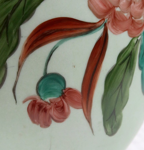 Mit Blumen verzierte Limoges-Porzellanvase – frühes 20. Jahrhundert
