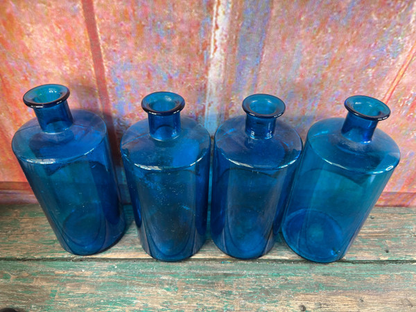 Set mit 4 alten blauen Apothekenflaschen um 1860