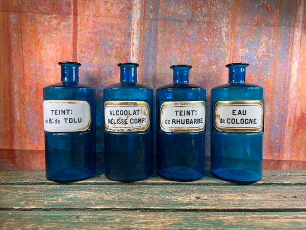 Set mit 4 alten blauen Apothekenflaschen um 1860