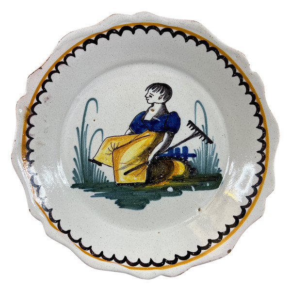 XIX piatto in terracotta di Nevers Ancy le Franc donna di professione di arredamento con rastrello