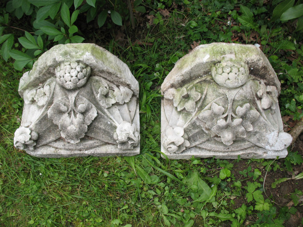 Paar Wandhalterungen aus Stein im gotischen Stil, verziert mit Pflanzen