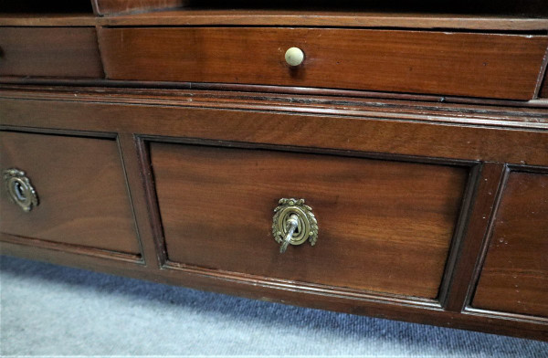 Großer Aktenschrank mit Vorhängen, Mahagoni, Marmorplatte, Louis XVI-Zeit