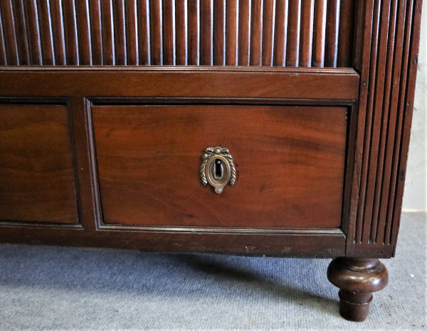 Großer Aktenschrank mit Vorhängen, Mahagoni, Marmorplatte, Louis XVI-Zeit