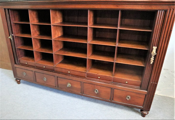 Großer Aktenschrank mit Vorhängen, Mahagoni, Marmorplatte, Louis XVI-Zeit