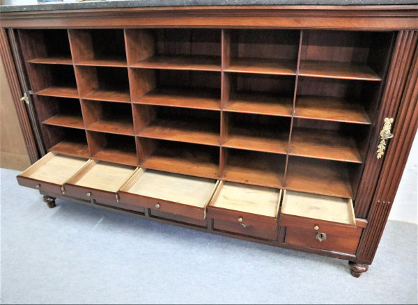 Großer Aktenschrank mit Vorhängen, Mahagoni, Marmorplatte, Louis XVI-Zeit
