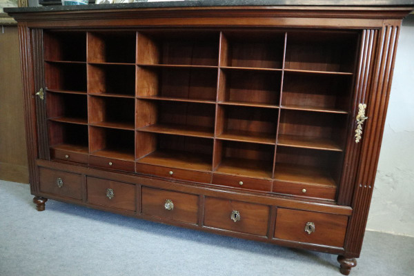 Großer Aktenschrank mit Vorhängen, Mahagoni, Marmorplatte, Louis XVI-Zeit