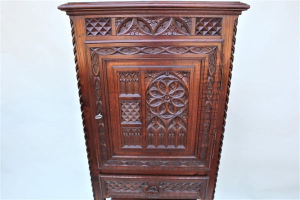 Comò in rovere intagliato in stile neogotico