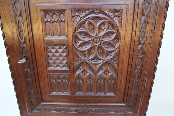Comò in rovere intagliato in stile neogotico