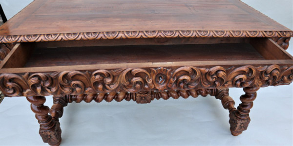 Grande Table De Milieu En Chêne Sculpté De Style Louis XIII