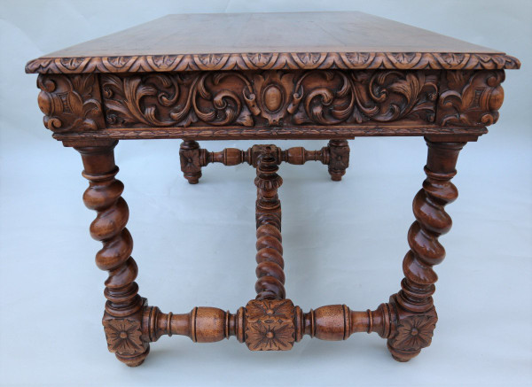 Grande Table De Milieu En Chêne Sculpté De Style Louis XIII