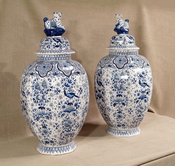 Pair of Delft-style earthenware vases - Late 19th century
