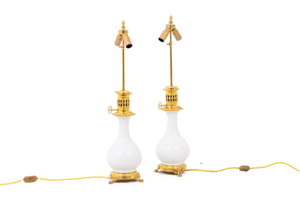 Coppia di lampade in porcellana bianca e bronzo, 1880 circa, LS3770397