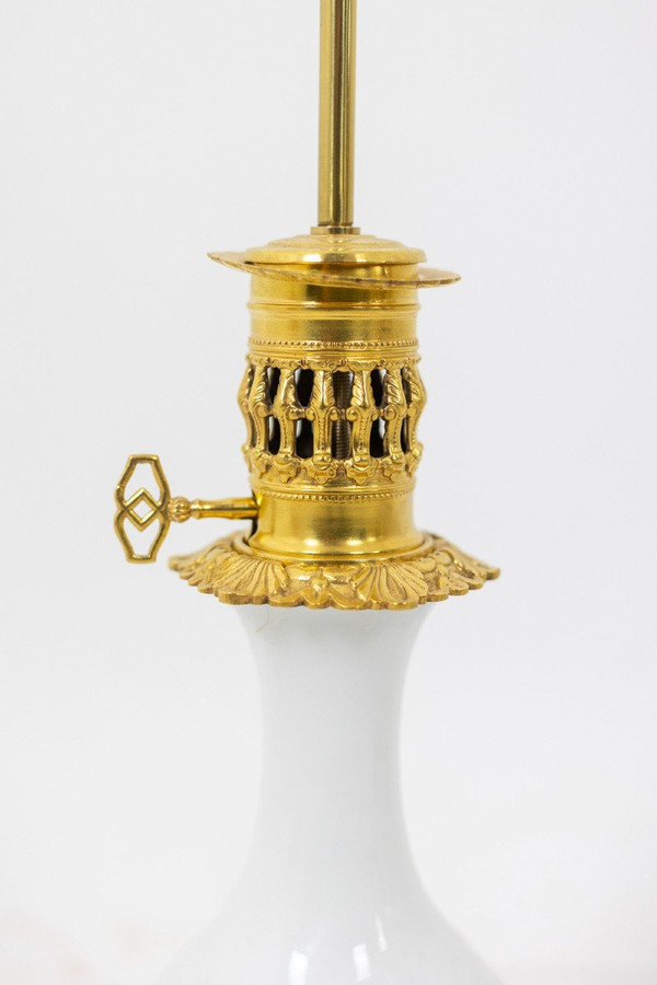 Coppia di lampade in porcellana bianca e bronzo, 1880 circa, LS3770397