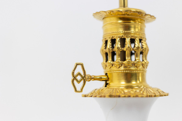 Coppia di lampade in porcellana bianca e bronzo, 1880 circa, LS3770397
