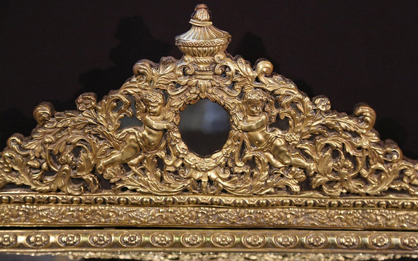 Miroir à pareclose en laiton repoussé  XIXème siècle 