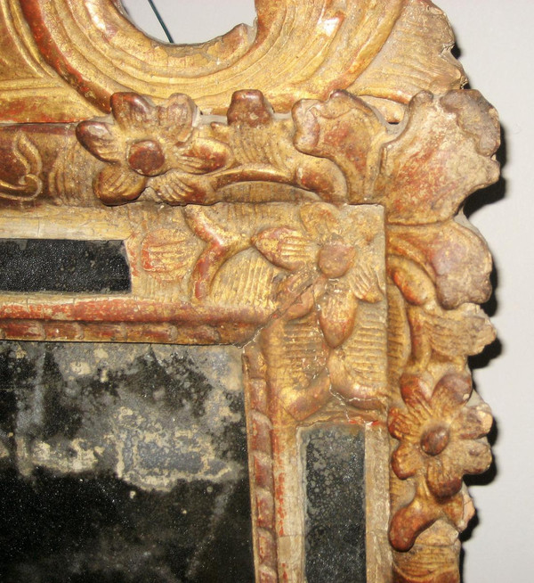 Specchiera Con Parechiusure Sormontata Da Frontone, Legno Dorato, Epoca Luigi XIV