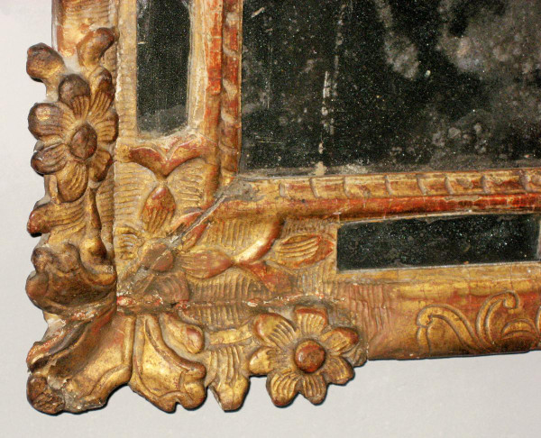 Specchiera Con Parechiusure Sormontata Da Frontone, Legno Dorato, Epoca Luigi XIV