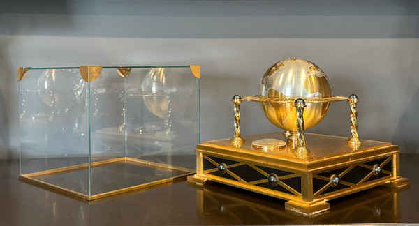 Hour Lavigne, Bronze Globe Table Clock